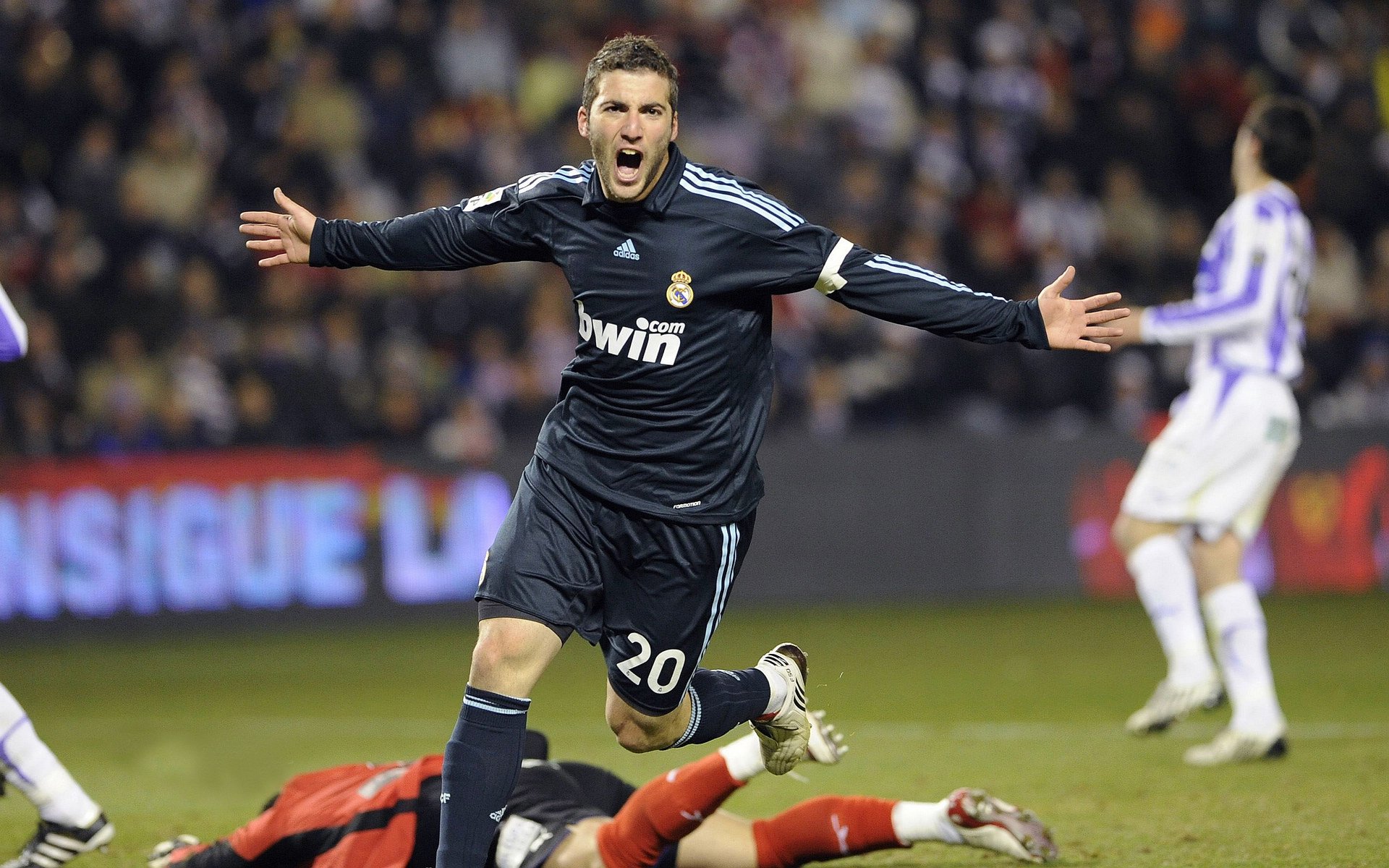 沙漠与冰川的碰撞，黄喜灿一锤定音，书写亚洲足球新篇章