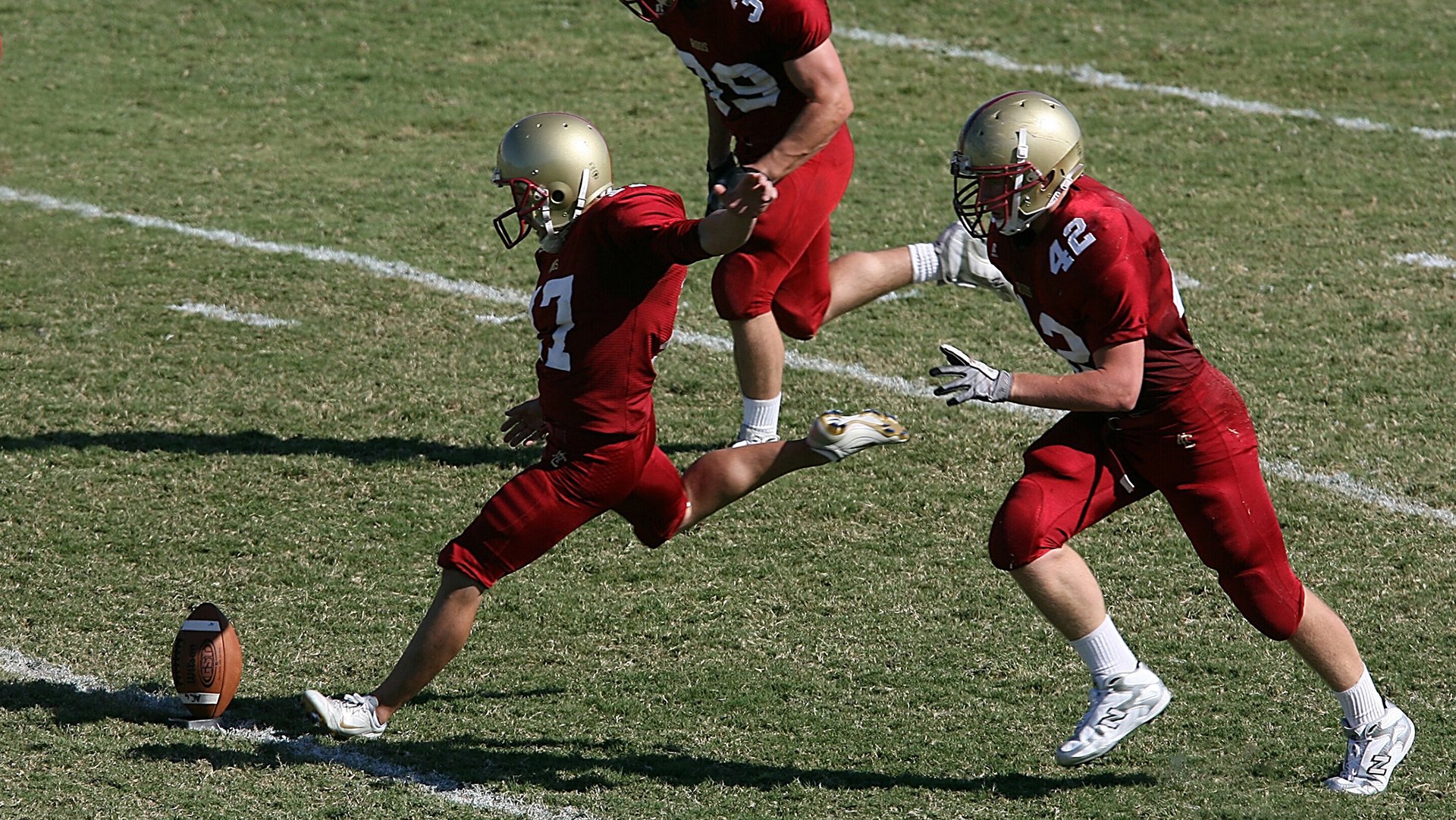 当东欧铁骑遇上三狮军团，波兰足球的战术觉醒与梁靖崑的跨界启示